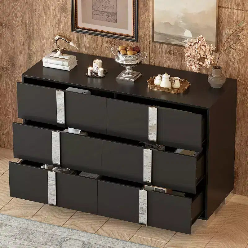 Commode blanche à 6 tiroirs avec poignées effet miroir, une personne