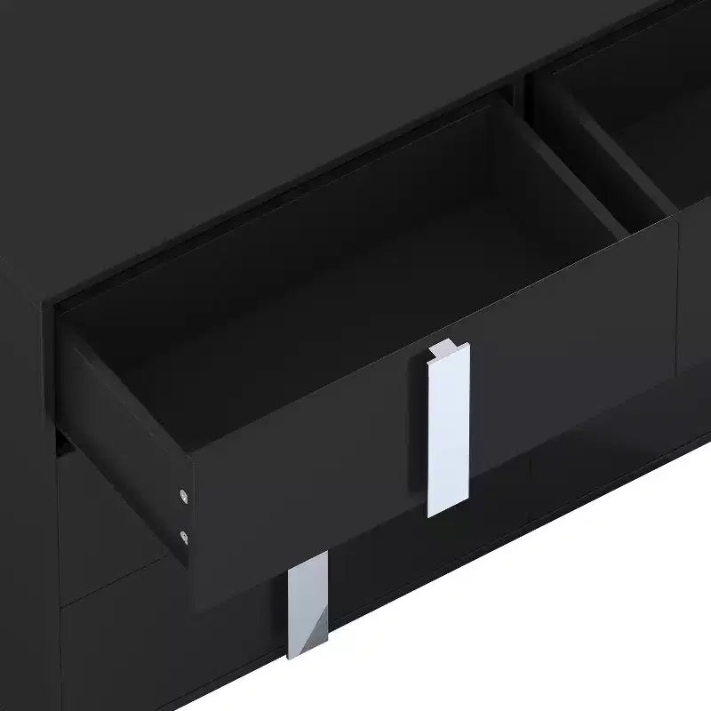 Commode blanche à 6 tiroirs avec poignées effet miroir, une personne