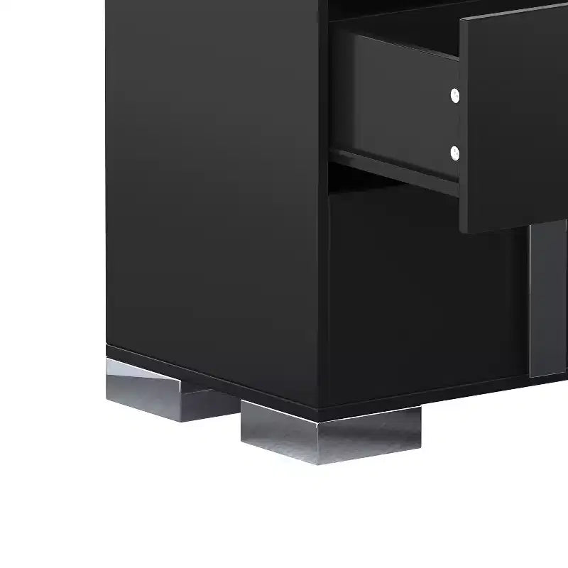 Commode blanche à 6 tiroirs avec poignées effet miroir, une personne