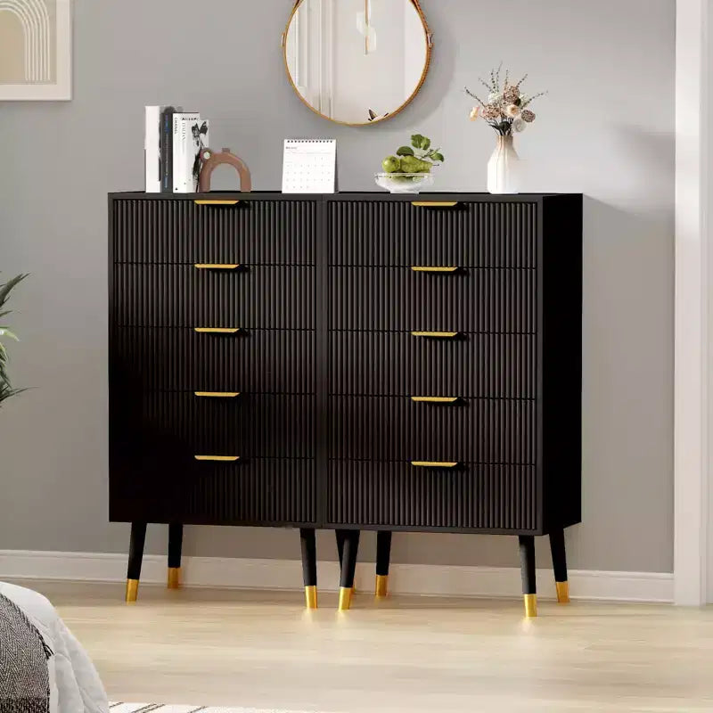 Commode noire cannelée à 5 tiroirs, assemblage par une personne