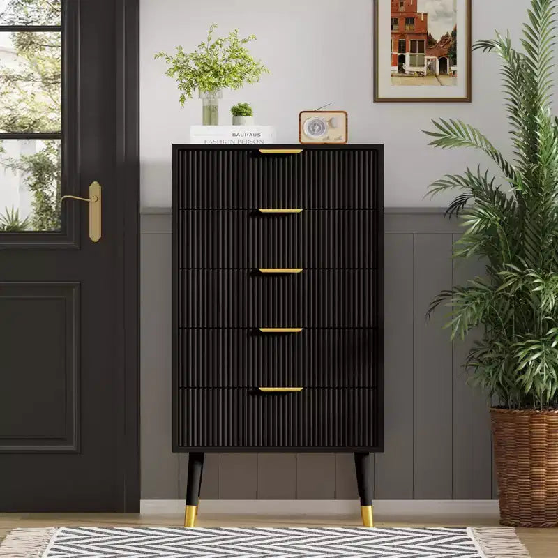 Commode noire cannelée à 5 tiroirs, assemblage par une personne