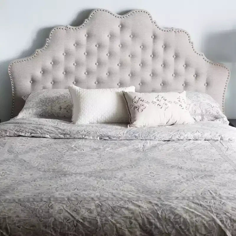 Tête de lit moderne Hilda en tissu capitonné – Boutons touffetés, Clous décoratifs, Beige