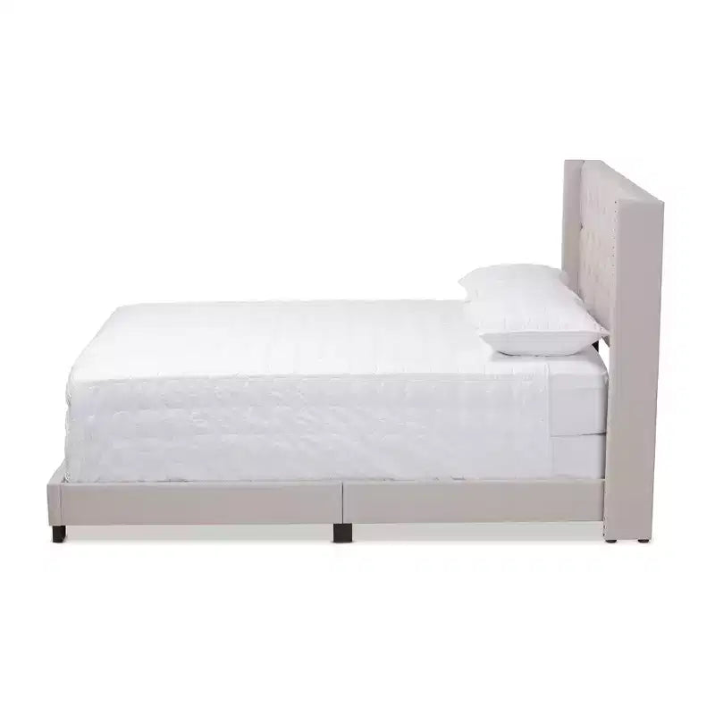 Lit plateforme king size gris tapissé avec tête de lit capitonnée à oreilles