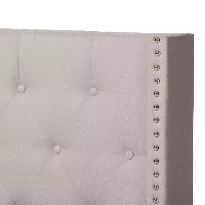 Lit plateforme king size gris tapissé avec tête de lit capitonnée à oreilles