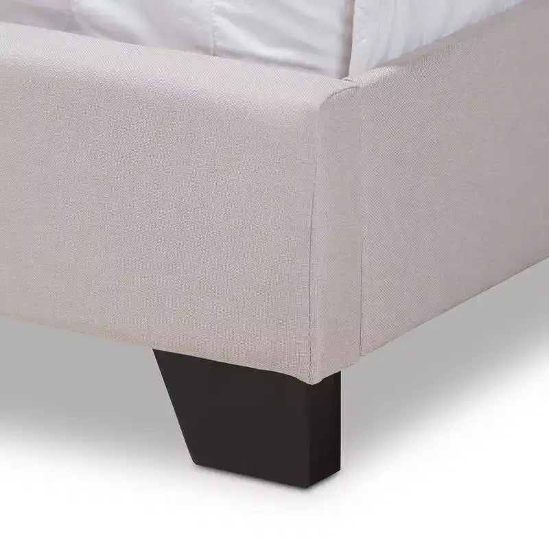 Lit plateforme king size gris tapissé avec tête de lit capitonnée à oreilles